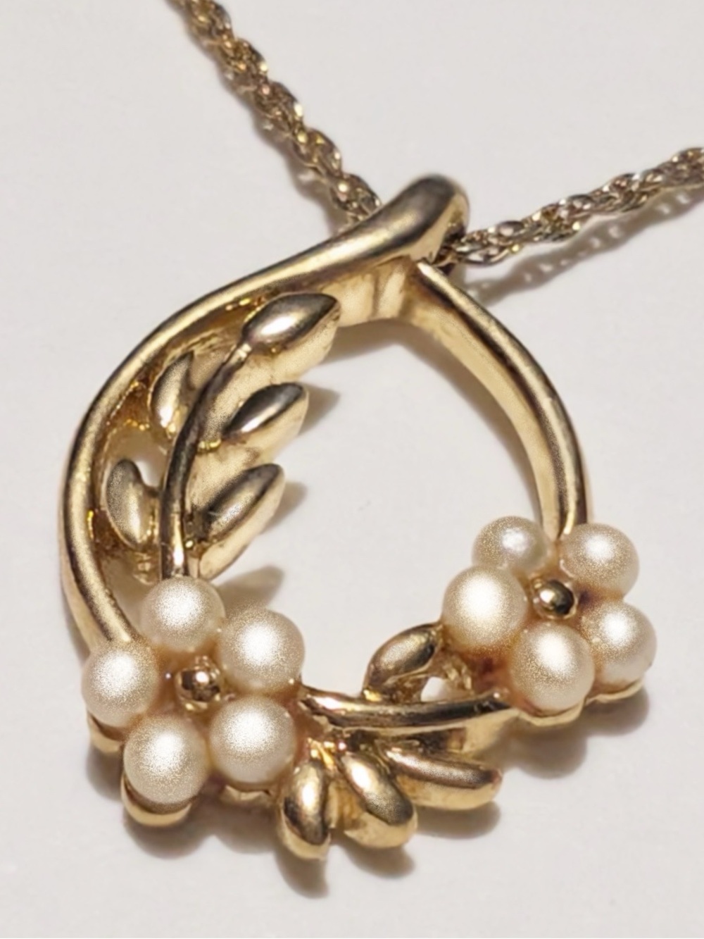 Trifari Philippe 1940s Pear lFlowers Gold Pendant Signed Chain Necklace 16”